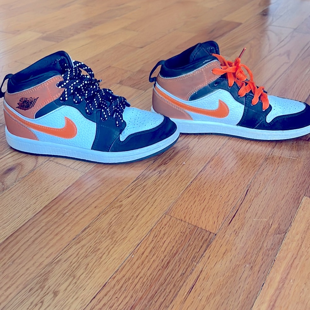 KIDS - Orange Retro Air Jordan’s size 1Y
